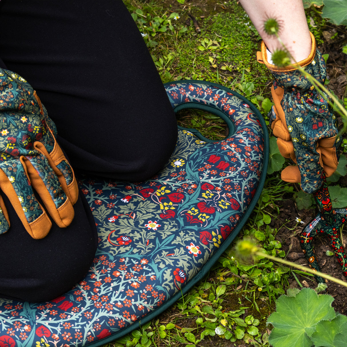 Orange Grove Gardening Tool & Kneeler Set – William Morris Blackthorn Design