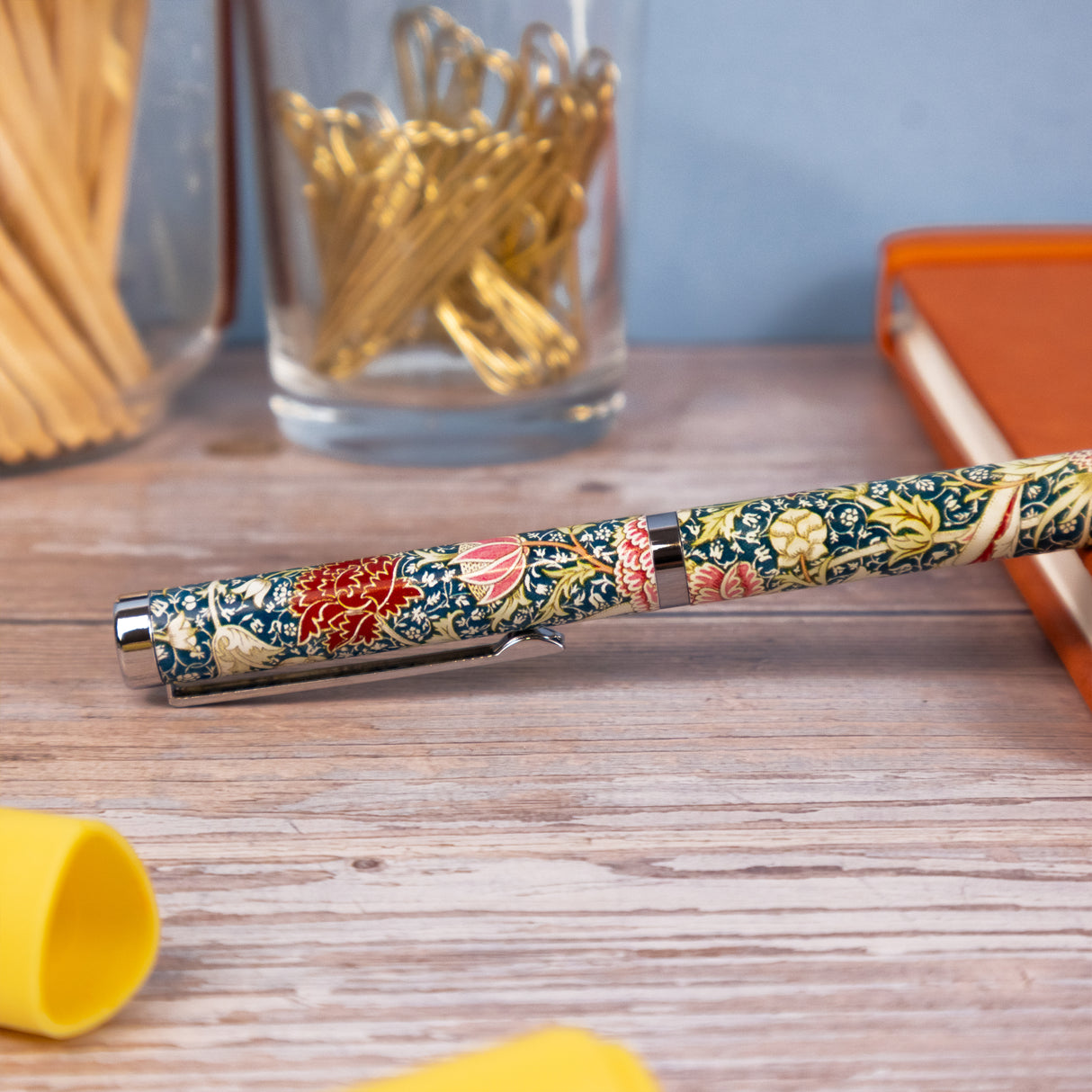 William Morris Cray Ballpoint Pen in Gift Box – Twist Action – Black Ink – Floral Stationery Gift